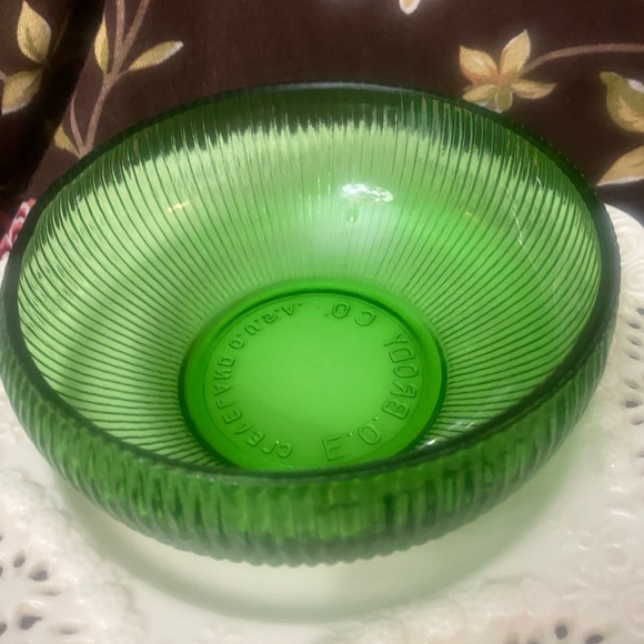 Vintage Emerald Green Ribbed Glass Bowl 1960’s E.O. Brody Co Cleveland OH - Picture 2 of 2